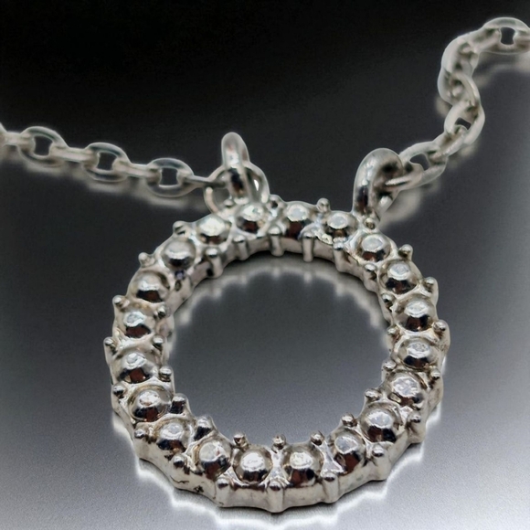 None Jewelry - Elegant Circle Wreath Silver Pendant 20 In Necklace Costume